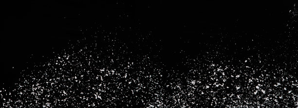 照片图像的雪花纷纷落下，大的大的小的大小的雪。冻结拍摄在黑色背景隔离覆盖。蓬松的白色雪花在半空中飞溅云。真雪高速快门图片下载