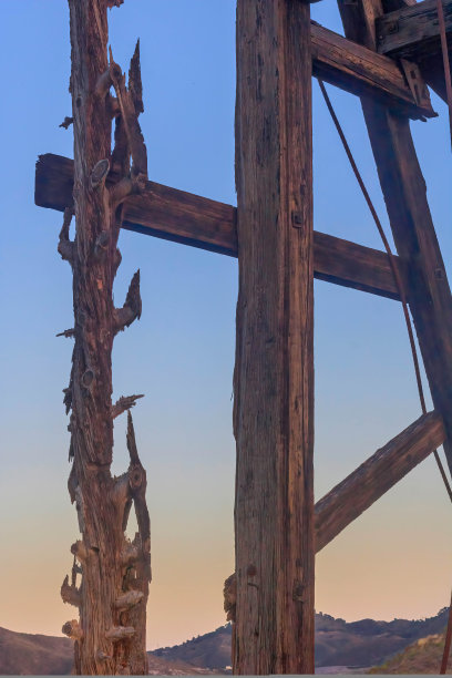 带金属齿轮的木制矿用井架，马扎隆，西班牙图片下载