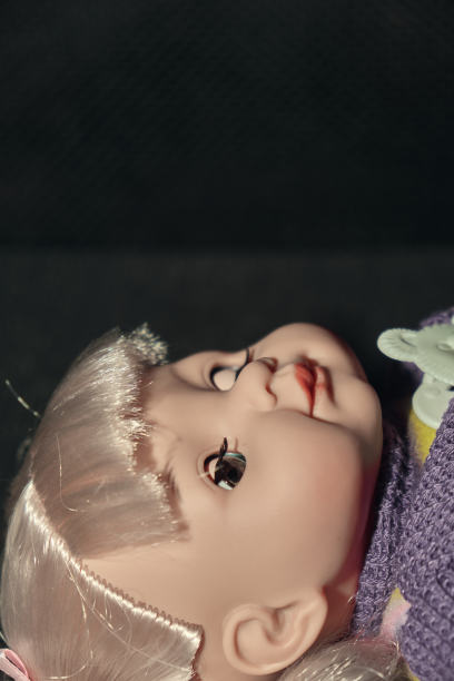 奇怪的女娃娃娃娃穿着裙子和毛衣睁开和闭上眼睛图片下载