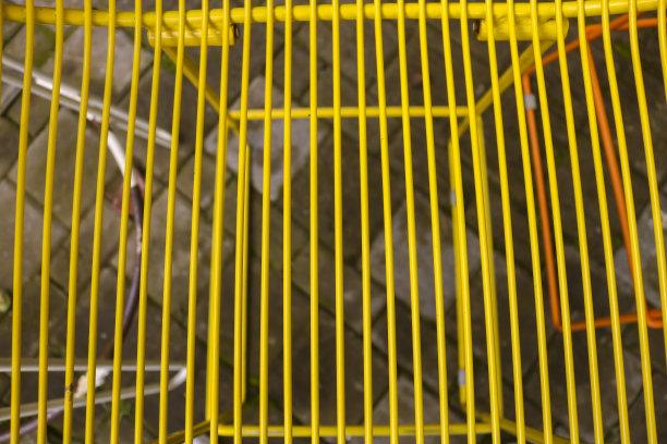 黄漆线材垂直照片，美观的椅子线材。金属丝椅装饰，美学椅装饰图片下载