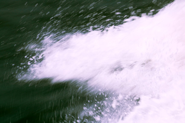 模糊抽象背景。水花从船或船上喷出的水花图片下载