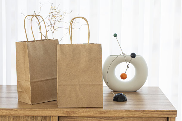 棕色牛皮纸纸袋孤立的白色背景。图片下载