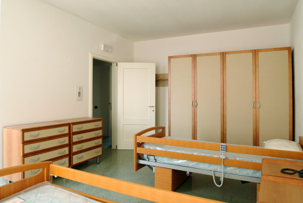 老年人住宅房间，床上设有电子家居自动化机构图片下载