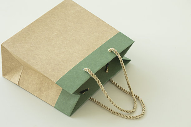 棕色牛皮纸纸袋孤立的白色背景。图片下载