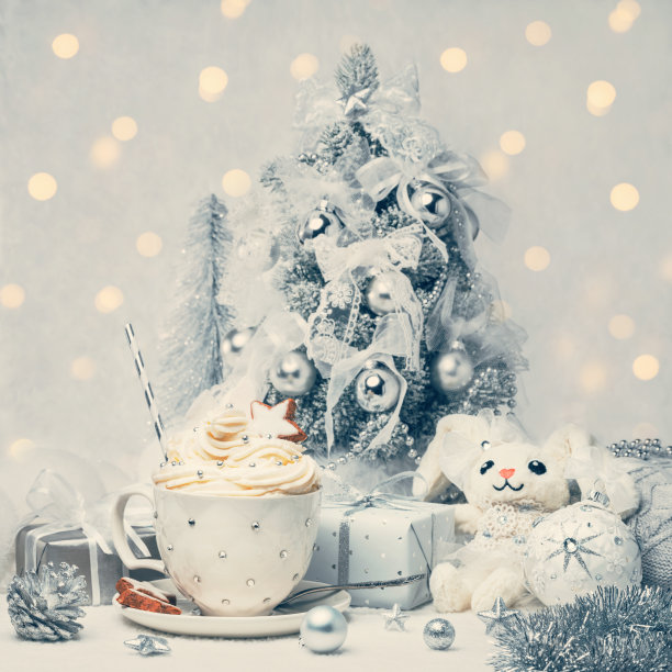 圣诞杯的鲜奶油桌上有柔软的玩具兔子，圣诞树等家居装饰图片下载