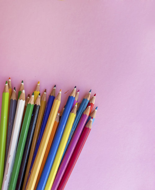 彩色铅笔与复制空间的粉红色背景图片下载