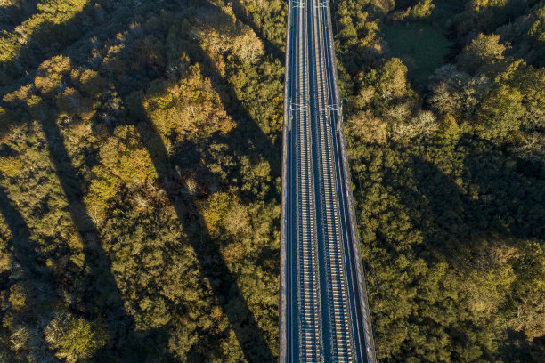黄昏时高速列车高架桥的鸟瞰图图片下载