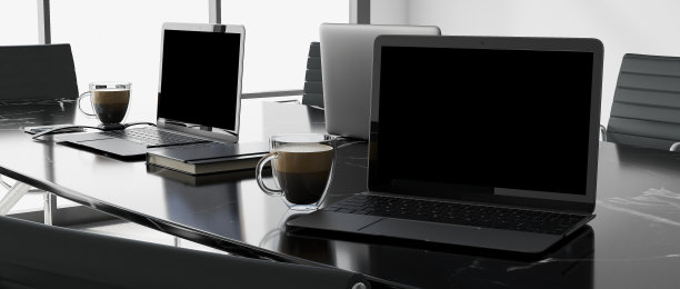 现代化的会议室内部装饰有白色的墙壁，黑色的椅子，桌子上的笔记本电脑。它在一幢高楼里，可以看到外面的城市景观。办公理念与现代。三维渲染图片下载