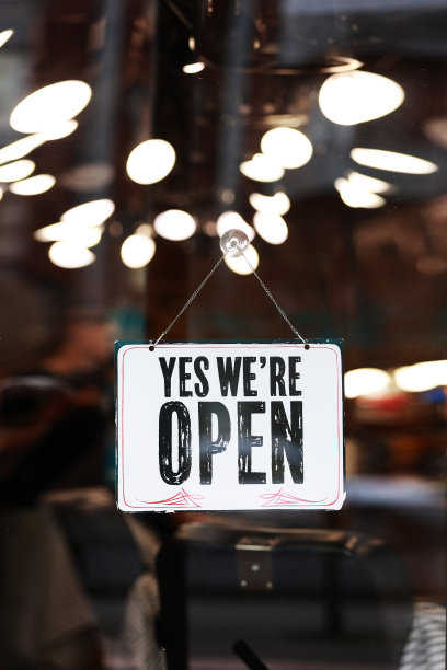 是的，我们是开放的金属板，玻璃门上有黑白标志的商店，咖啡馆，美容院，理发店在冠状病毒封锁隔离后。商业重新开张图片下载