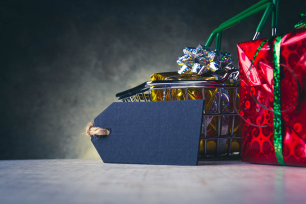 圣诞节销售。价签上的复印空间。买打折的礼物。图片下载