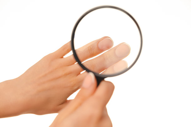 通过放大镜拍摄刚做完的指甲。图片下载