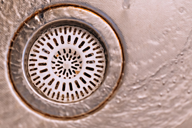 一个旧脏水槽的细节镜头，里面有洗涤器。旧水槽，掉在水槽里。图片下载