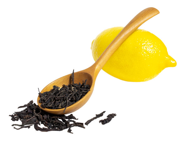 茶叶在木勺与柠檬隔离在白色图片下载