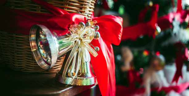 特写的双钟和红丝带装饰篮子在圣诞节。圣诞节的背景。新年概念。图片下载