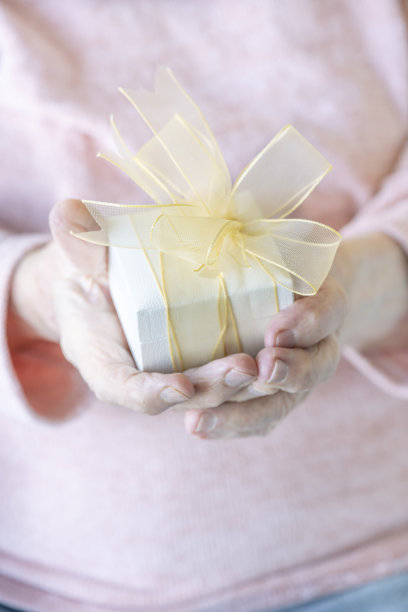 手拿彩带礼品盒图片下载