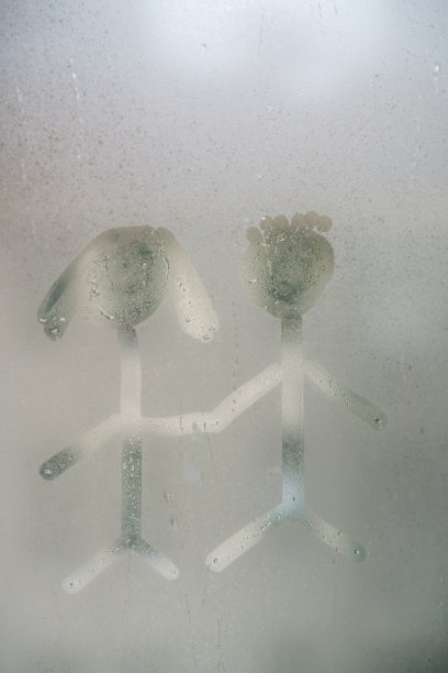 画在雾气弥漫的玻璃窗上的男女情侣造型图片下载