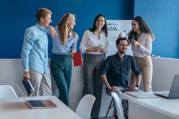 一群年轻人在教室里玩耍图片下载