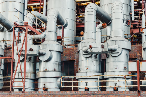 复古工厂或厂区内的管道。市区翻新的潮人区。城市与产业发展图片下载