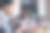 年轻的商人与他的商业伙伴坐在咖啡馆的笔记本电脑上工作。图片下载