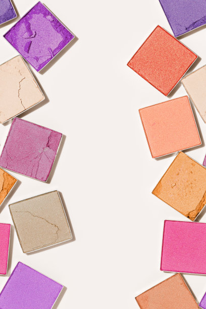 美容产品颜色眼影妆在米色背景与复制空间，极简风格平铺从设置色板，化妆品纹理接近，俯视图，美容图案图片下载
