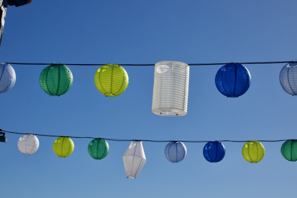 两股纸灯笼挂在院子里图片下载