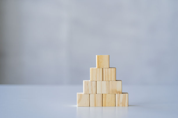 一个白色背景的木制玩具积木做成的金字塔，你可以在上面放任何你想要的信息。图片下载