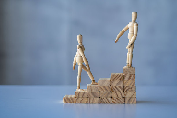 木砖天梯，自强理念，事业转型，成功阶梯。白色背景。广告复制空间图片下载