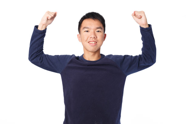 举着拳头微笑的青少年男孩肖像图片下载