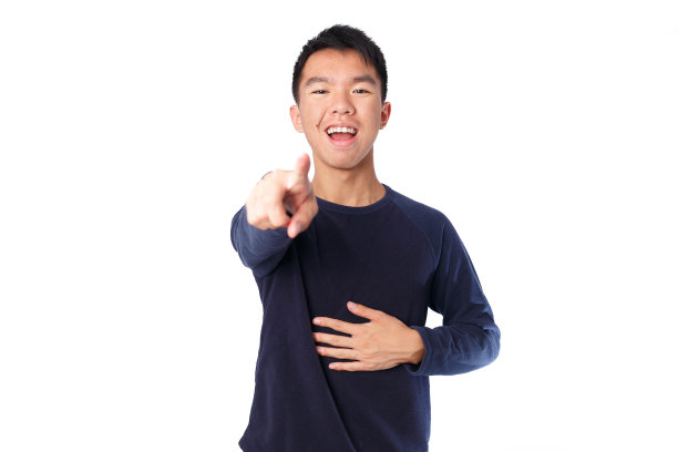 逗弄男孩指着相机，孤立地笑着图片下载