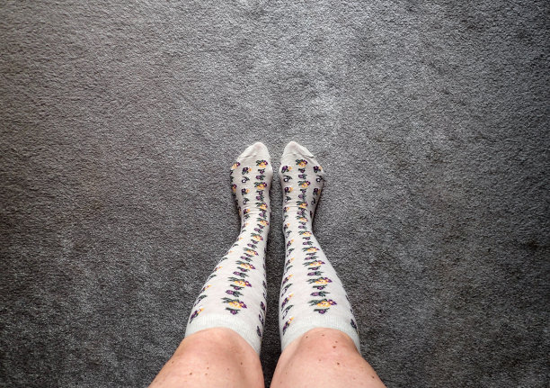 广角镜头的腿的女人长膝袜图片下载