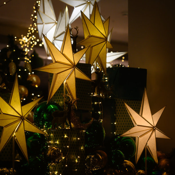 圣诞节的背景。圣诞大甩卖的购物窗口装饰着星星和闪闪发光的东西图片下载