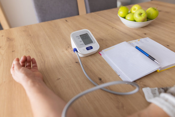 成熟女性在家检查血压水平图片下载