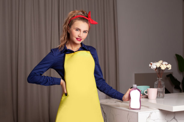 迷人的女人在复古风格显示空白瓶洗涤剂。时髦妆容的美女。图片下载
