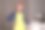 迷人的女人在复古风格显示空白瓶洗涤剂。时髦妆容的美女。图片下载