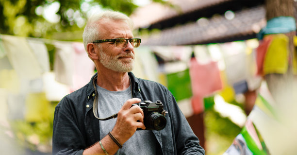 亚洲寺庙资深男游客，成年冒险。图片下载