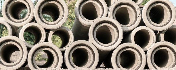 工地上堆积的工业混凝土管道图片下载