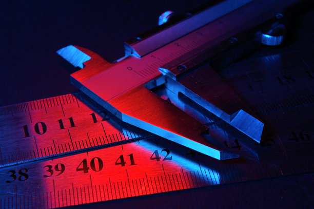 卡尺和金属尺在红色和蓝色照明。特写镜头。图片下载