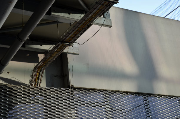 电缆支架可以防止电缆在你的办公桌上杂乱地缠绕在一起，或者在建筑工地上，它们可以从天花板上通过墙壁和结构组合悬挂起来，你可以很容易地将它们安装在上面。图片下载