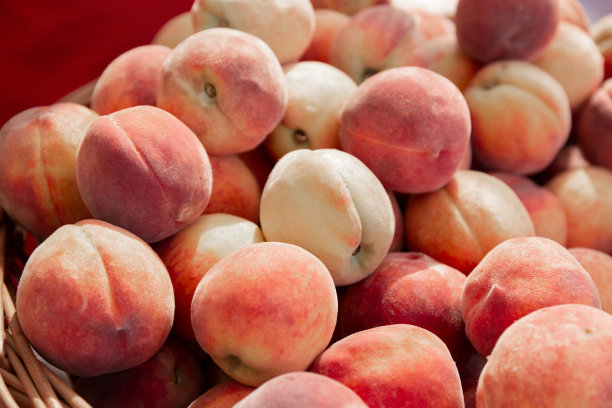 成熟的桃子作为水果背景。从上面看。图片下载