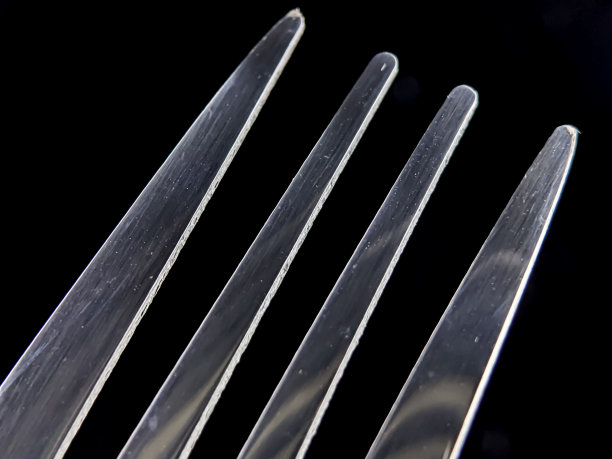 特写不锈钢叉点隔离在一个黑色的背景图片下载