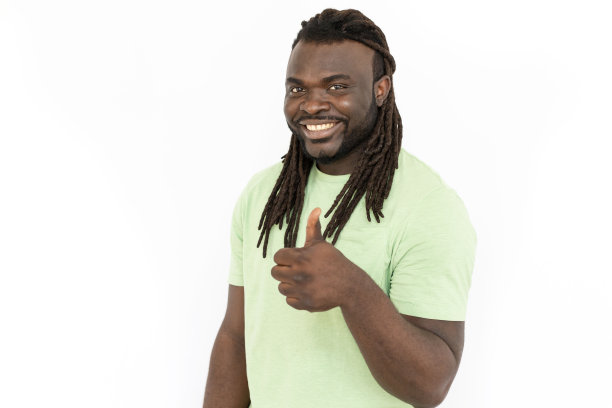 开朗的男人微笑着，竖起大拇指图片下载