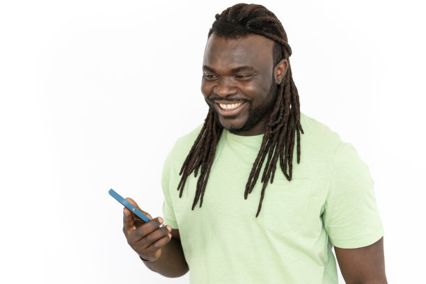 快乐的黑人与脏辫拿着电话，微笑着图片下载