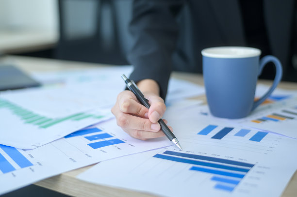 文档的俯视图，分析数据躺在桌子上，选择性聚焦图片下载