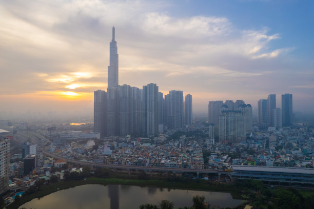 胡志明市早晨的鸟瞰图，从飞行无人机鸟瞰胡志明市的发展建筑，交通，能源电力基础设施。图片下载