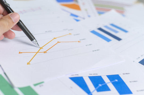 文档的俯视图，分析数据躺在桌子上，选择性聚焦图片下载