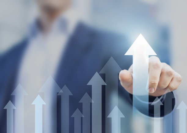 业务增长与商人上升箭头显示增长的收入和利益。成功的计划或策略，出色的销售或投资业绩。利润递增图或图表。图片下载