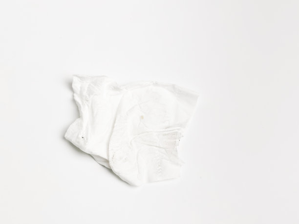 在白色的背景上使用肮脏的皱巴巴的餐巾。图片下载