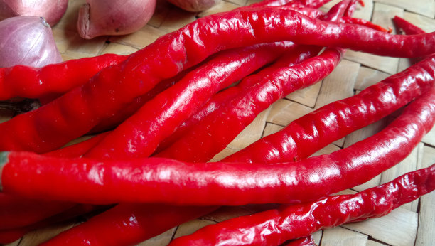 大而新鲜的红辣椒照片，红辣椒照片图片下载