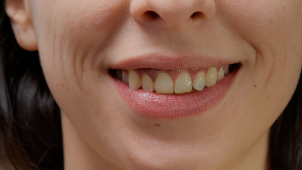 微距拍摄的肖像快乐的女人在镜头前微笑图片下载