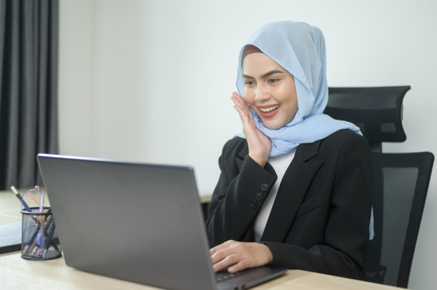 年轻的穆斯林女商人在现代办公室的笔记本电脑上工作图片下载